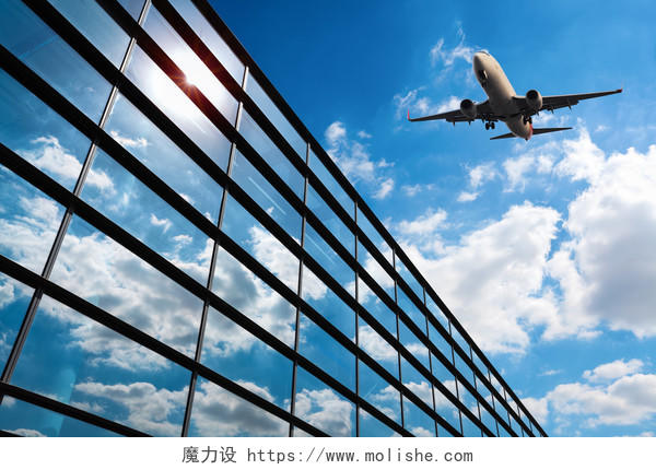 玻璃幕墙和飞机对一片蓝天飞机旅游